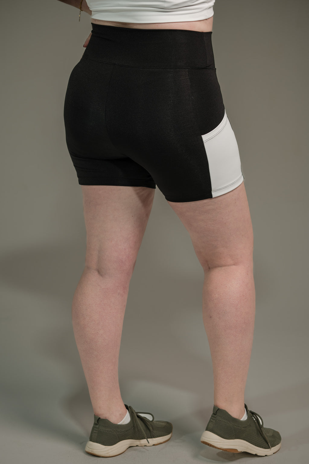 Short Feminino Meia Coxa com Bolso